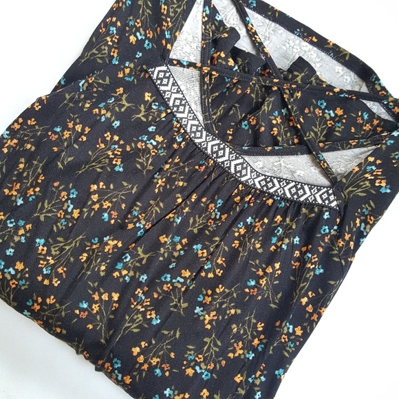 Avenue || 14/16 Plus Criss cross floral Top - Picture 2 of 6